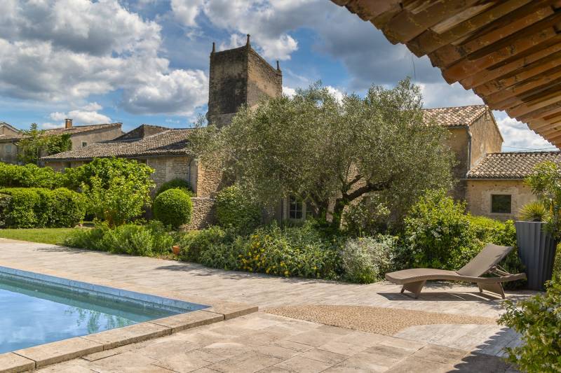 For rent near Gordes, superb renovated hamlet with eight bedrooms, swimming pool, orangery and views over the Luberon.