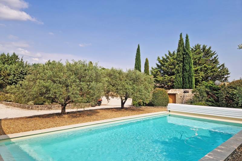 For rent, elegant stone villa in the Countryside of Gordes with pool and pétanque court for your holidays in the Luberon.