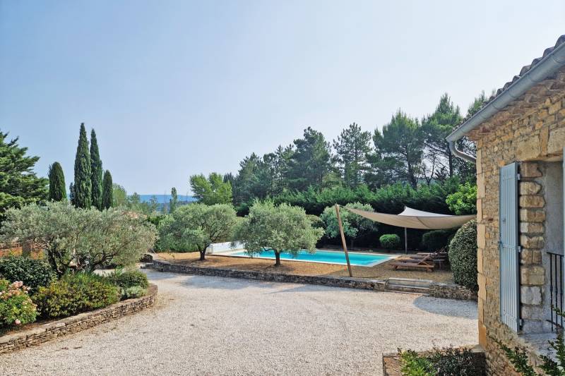 For rent, elegant stone villa in the Countryside of Gordes with pool and pétanque court for your holidays in the Luberon.