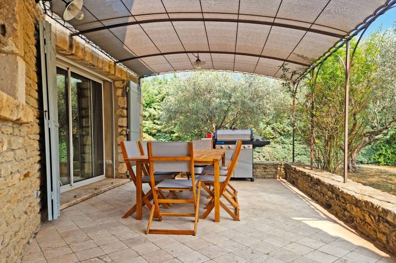 For rent, elegant stone villa in the Countryside of Gordes with pool and pétanque court for your holidays in the Luberon.