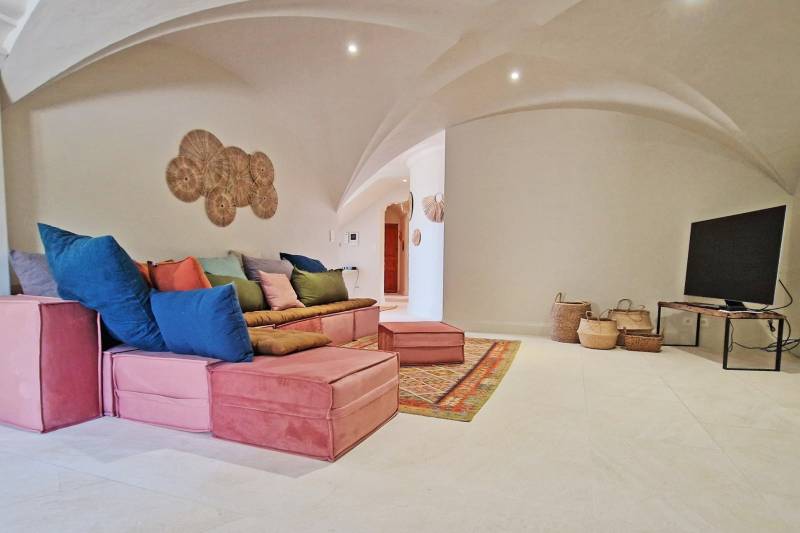 For rent, elegant stone villa in the Countryside of Gordes with pool and pétanque court for your holidays in the Luberon.