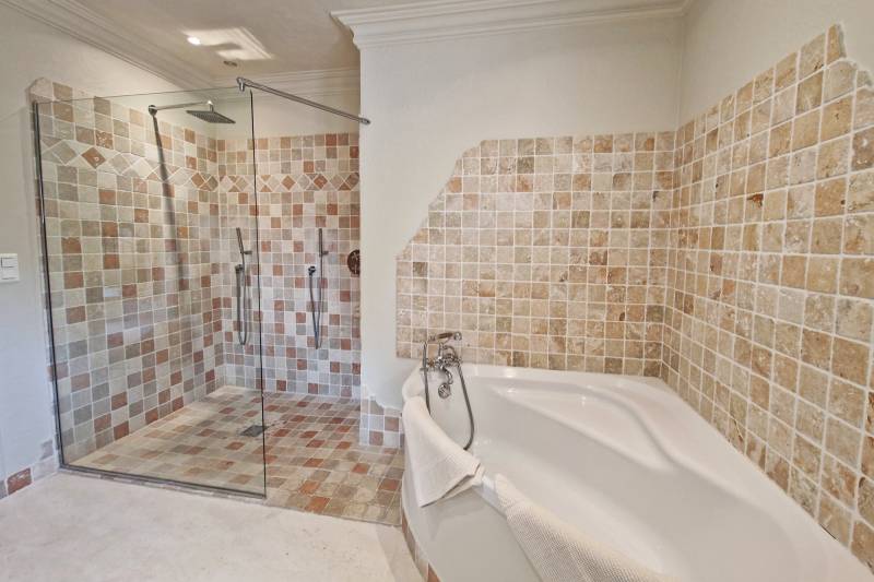 For rent, elegant stone villa in the Countryside of Gordes with pool and pétanque court for your holidays in the Luberon.