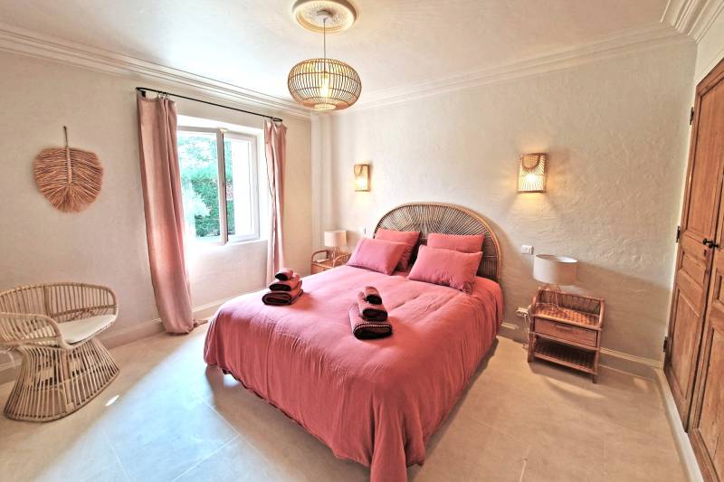 For rent, elegant stone villa in the Countryside of Gordes with pool and pétanque court for your holidays in the Luberon.