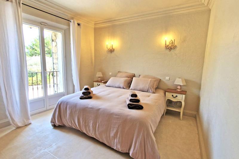 For rent, elegant stone villa in the Countryside of Gordes with pool and pétanque court for your holidays in the Luberon.
