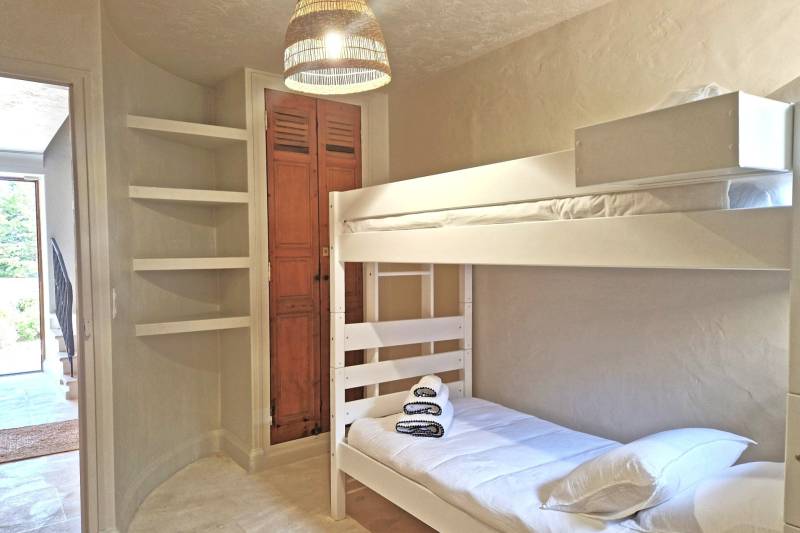 For rent, elegant stone villa in the Countryside of Gordes with pool and pétanque court for your holidays in the Luberon.