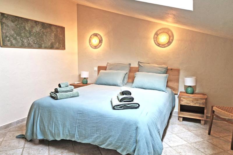 For rent, elegant stone villa in the Countryside of Gordes with pool and pétanque court for your holidays in the Luberon.