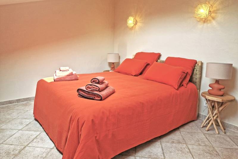 For rent, elegant stone villa in the Countryside of Gordes with pool and pétanque court for your holidays in the Luberon.