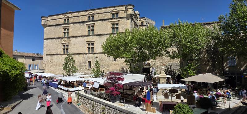 Season 2026: the gentle reopening of shops and restaurants in Gordes and the Luberon.