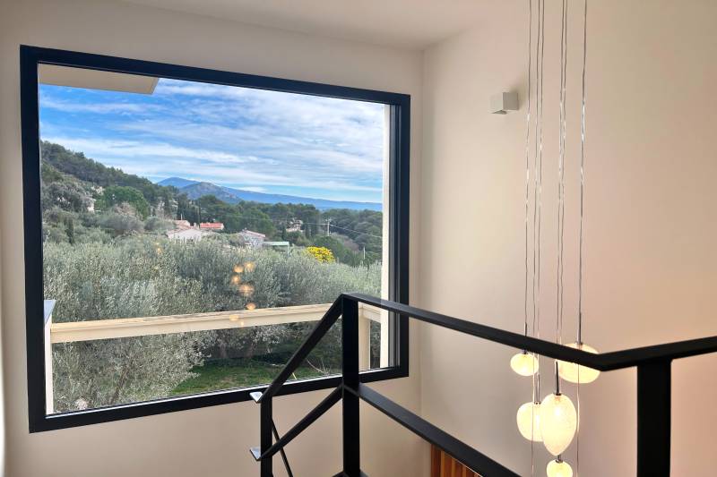 Elegant contemporary house with high-quality features in the hills above the charming village of Beaumes de Venise.