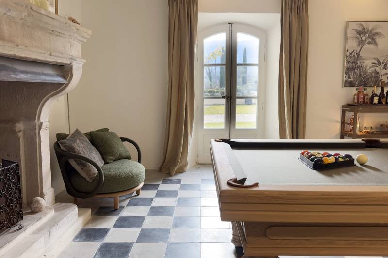 To rent in Oppède, superb seven-bedroom property with swimming pool, outdoor massage area and outdoor nomad tent.