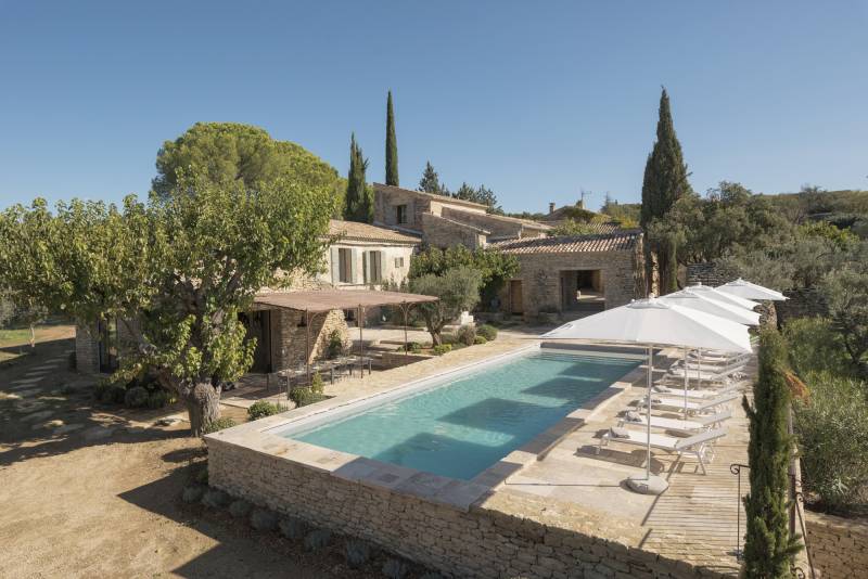 Stunning mas renovated with modernity and authentic charm, near the village of Gordes with pool and high-end amenities.
