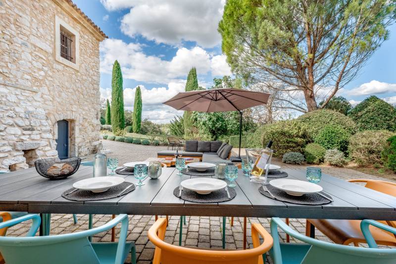 To rent near the village of Ménerbes, superb restored historic mas with lavender field, swimming pool and multi-sport court.