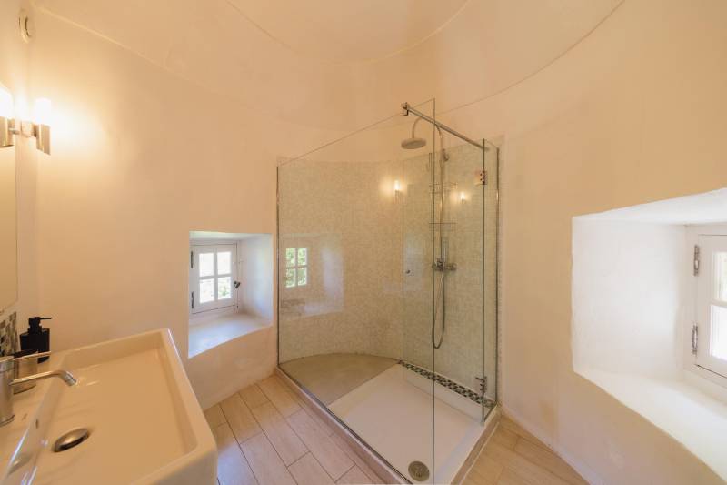 Historic Provençal castle for holiday rental in the heart of Goult for a timeless and authentic holiday.