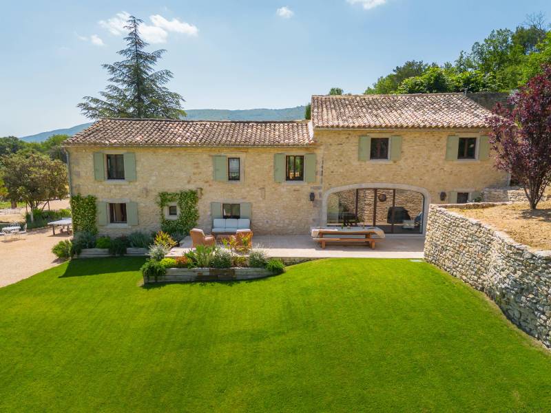 Available for holiday rental, superb stone farmhouse in the heart of nature with pool and summer kitchen, walking distance to the village of Ménerbes.