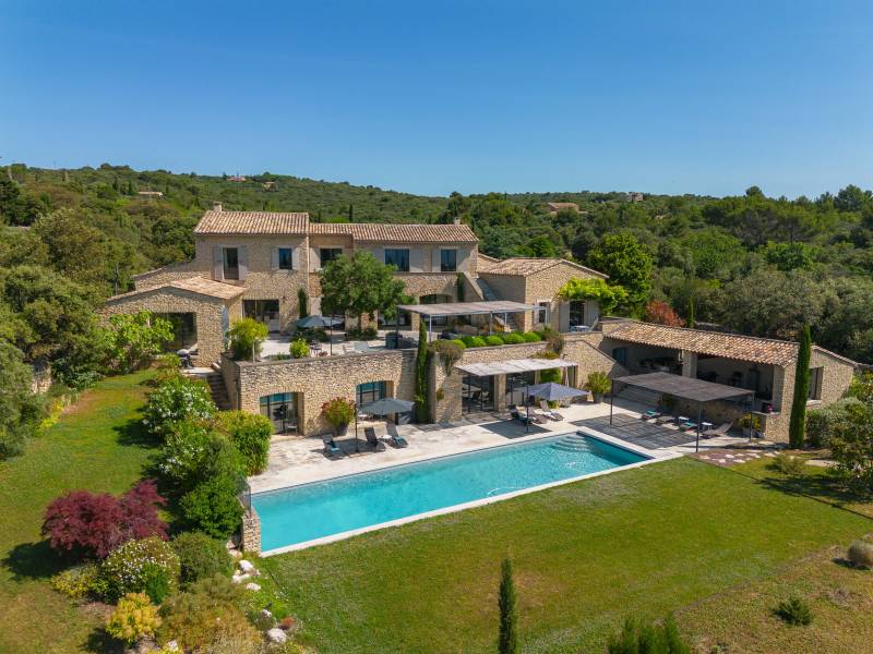 For rent in Gordes, characterful stone house in commanding position with breathtaking views over the Luberon valley, walking distance to the village.