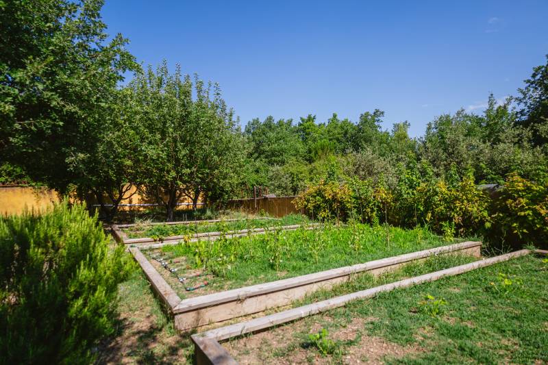 For rent near Roussillon, large Provençal house with stunning views of the Luberon and the Mont Ventoux