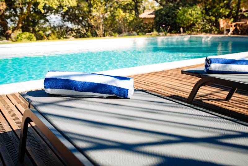 Charming stone house 10 minutes’ walk from Gordes with pool and panoramic view over the Luberon valley.