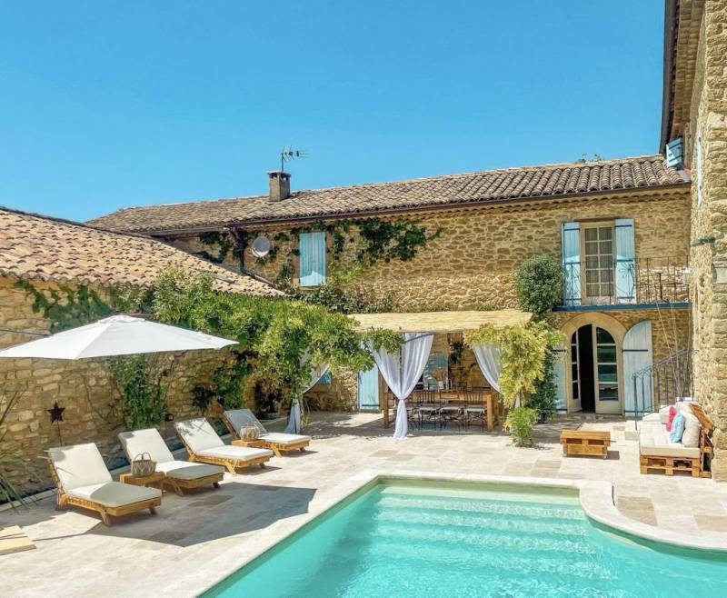 Carefully restored Provençal farmhouse in Maubec with pool, Mediterranean garden, Luberon view and walking access to the village.