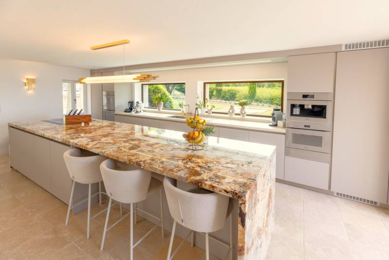 For rent in the countryside of Bonnieux, superb renovated hamlet with swimming pool, high-end amenities and panoramic views.