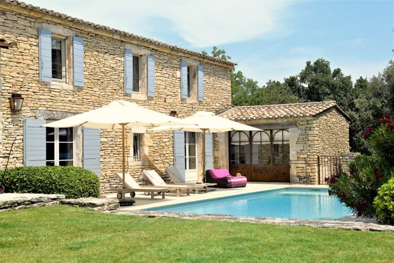 For rent in Gordes, elegant stone property with swimming pool, tennis court and multisport ground within walking distance of the village.