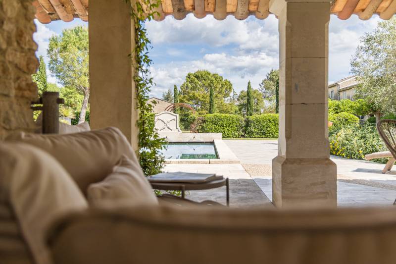 For rent near Gordes, superb renovated hamlet with eight bedrooms, swimming pool, orangery and views over the Luberon.