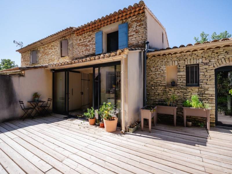 SOLD - Near the village of Gordes, semi-detached hamlet house, perfectly restored with terraced garden, swimming pool, and parking.
