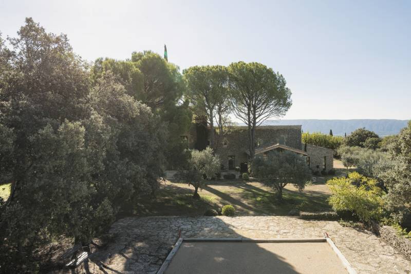 Stunning mas renovated with modernity and authentic charm, near the village of Gordes with pool and high-end amenities.