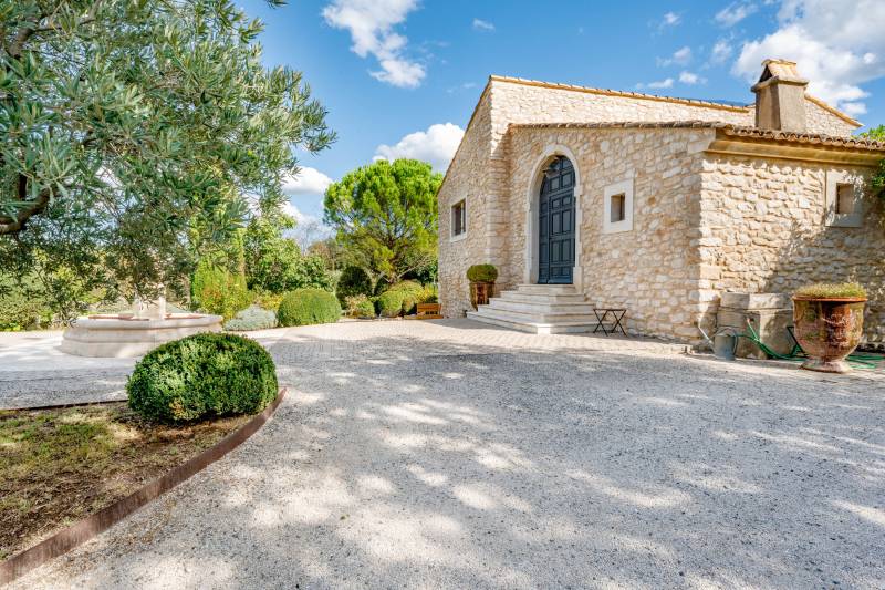 To rent near the village of Ménerbes, superb restored historic mas with lavender field, swimming pool and multi-sport court.