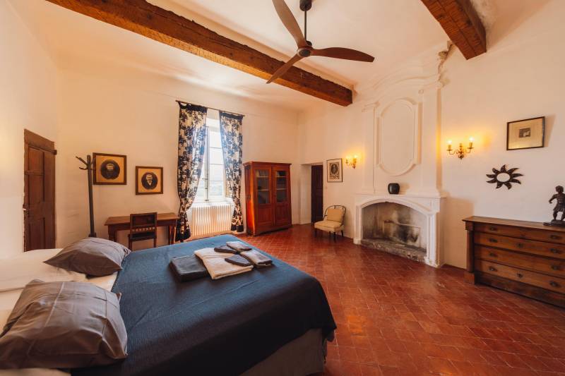 Historic Provençal castle for holiday rental in the heart of Goult for a timeless and authentic holiday.