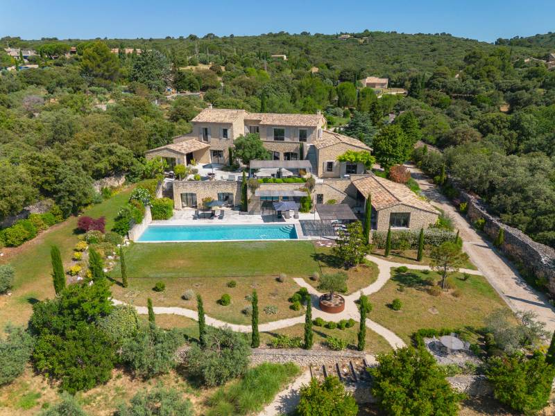 For rent in Gordes, characterful stone house in commanding position with breathtaking views over the Luberon valley, walking distance to the village.