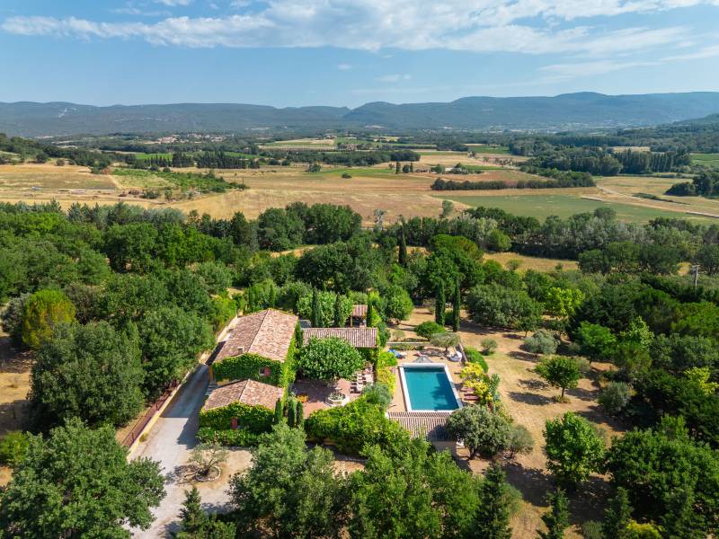 For rent near Roussillon, large Provençal house with stunning views of the Luberon and the Mont Ventoux