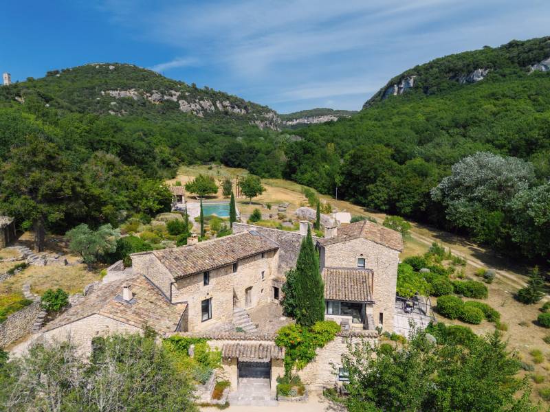 Seasonal rental between Bonnieux and Lourmarin: a luxurious Mas with pool and tennis court nestled in unspoilt nature.