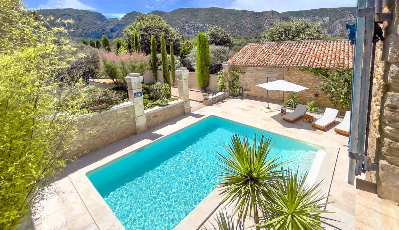 Carefully restored Provençal farmhouse in Maubec with pool, Mediterranean garden, Luberon view and walking access to the village.