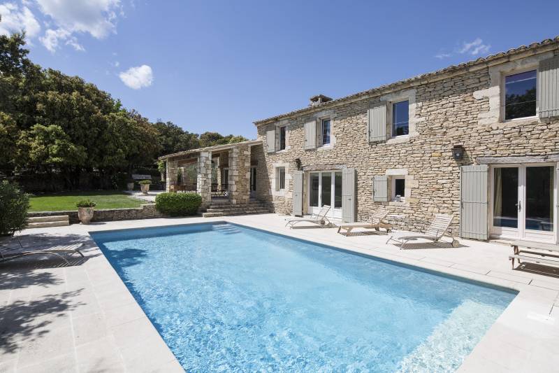 For rent in Gordes, elegant stone property with swimming pool, tennis court and multisport ground within walking distance of the village.