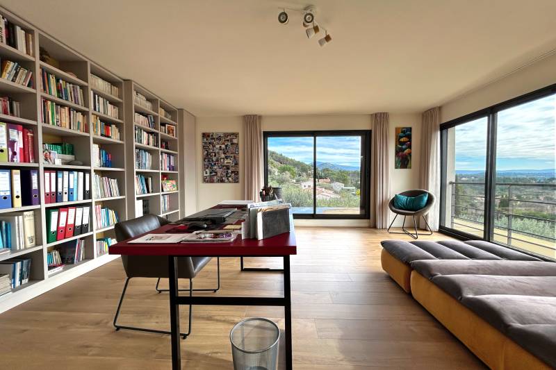Elegant contemporary house with high-quality features in the hills above the charming village of Beaumes de Venise.