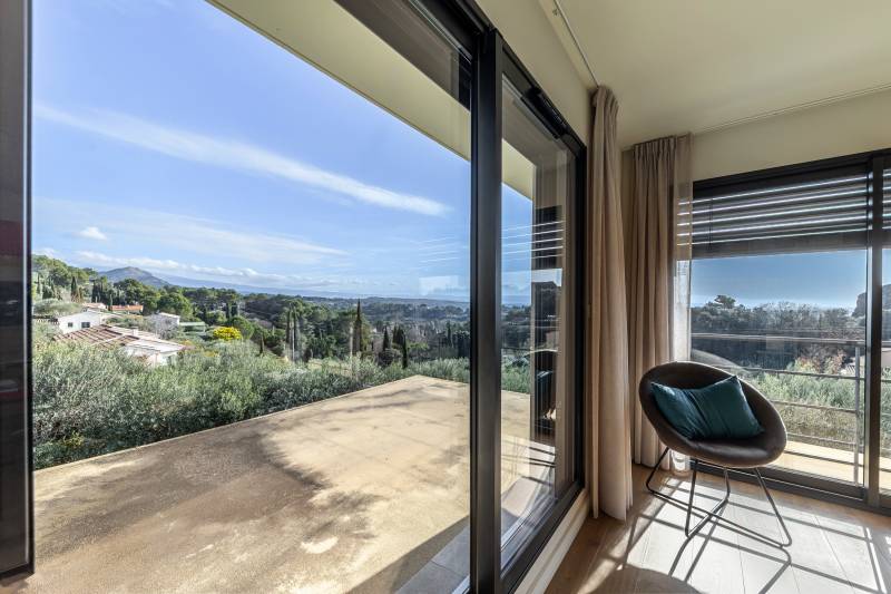 Elegant contemporary house with high-quality features in the hills above the charming village of Beaumes de Venise.