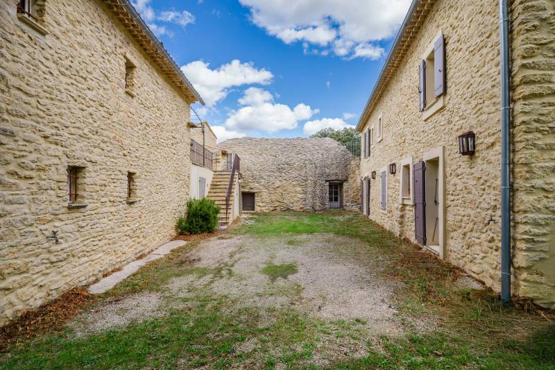 Sale in Venasque: This property is a true gem of Provençal architecture, offering an exceptional living environment on nearly 22 hectares, with a panoramic view of the Ventoux.