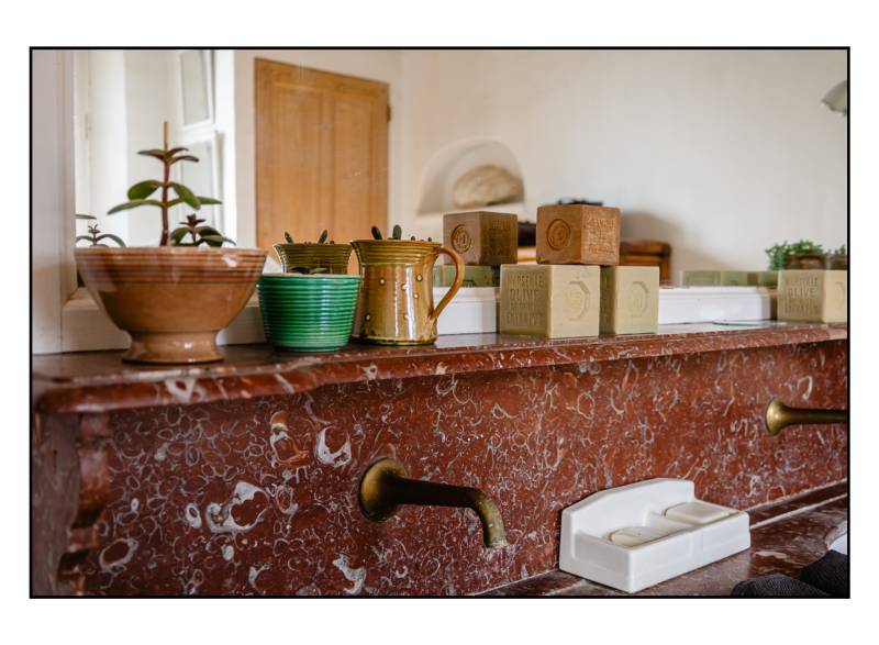 Retro charm: Bathroom detail featuring noble materials and vintage fixtures.