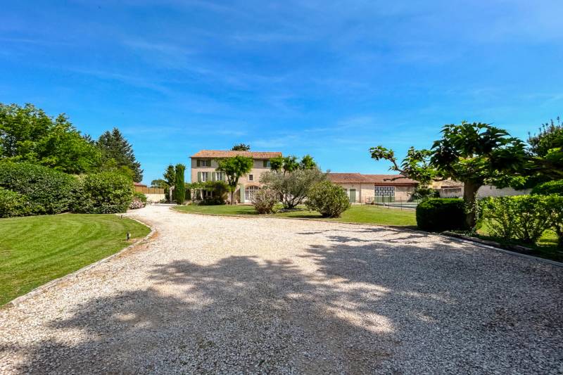 This historic 1850 farmhouse, located by the Canal de Provence, features 386 m² of living space across three levels, a converted barn, and a veranda. Surrounded by a lush garden and an infinity pool, it offers great potential for family living or guest ac