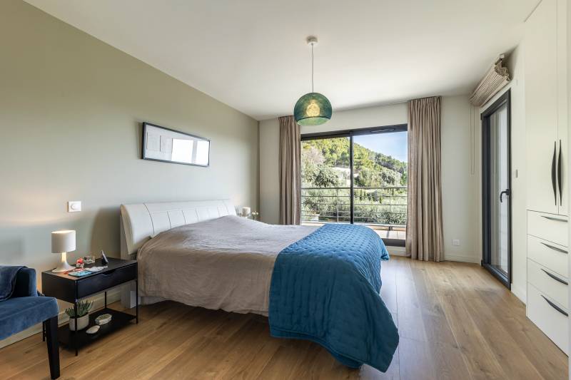 Elegant contemporary house with high-quality features in the hills above the charming village of Beaumes de Venise.