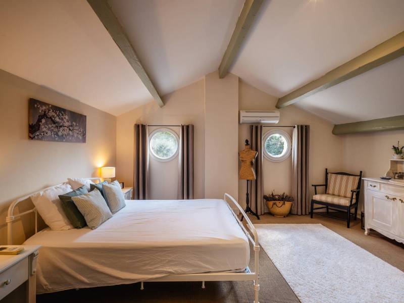 Refined Guest Bedroom: One of the property’s 7 bedrooms, offering generous volumes and reversible air conditioning for optimal comfort.