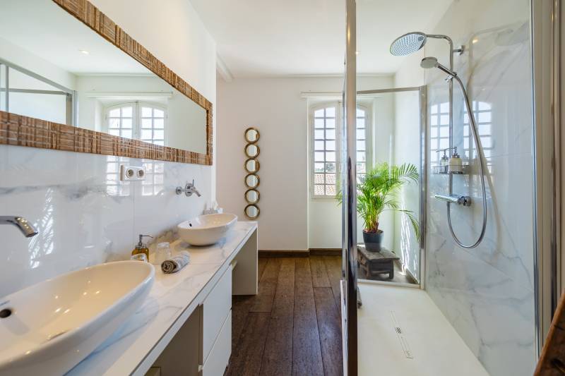 High-end bathroom designed with noble materials, combining luxury with classic French aesthetics.
