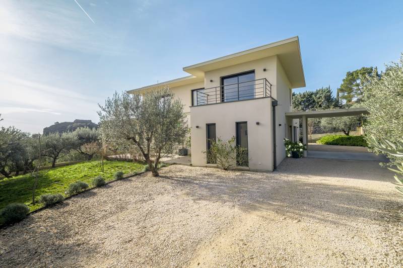 Elegant contemporary house with high-quality features in the hills above the charming village of Beaumes de Venise.