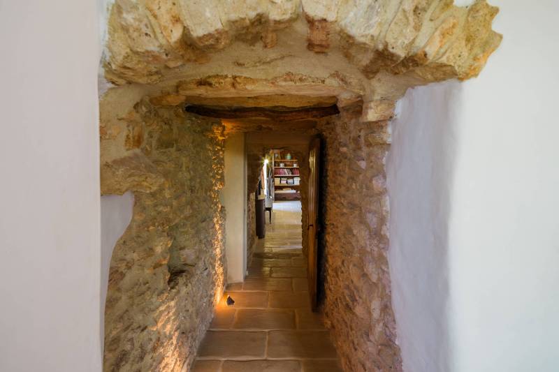 Sale in Venasque: This property is a true gem of Provençal architecture, offering an exceptional living environment on nearly 22 hectares, with a panoramic view of the Ventoux.