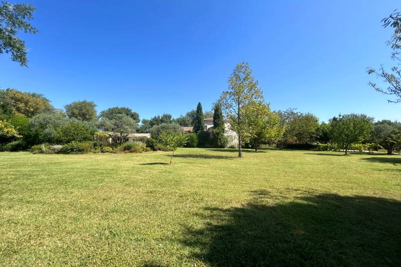 L'Isle sur la Sorgue - 188 m² house with fisherman's hut on the banks of the Sorgues, 3,900 m² wooded garden.