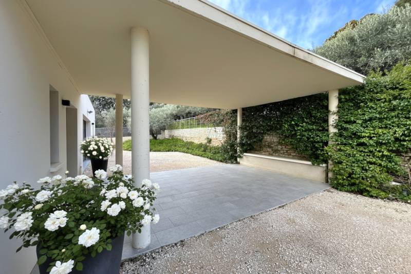 Elegant contemporary house with high-quality features in the hills above the charming village of Beaumes de Venise.