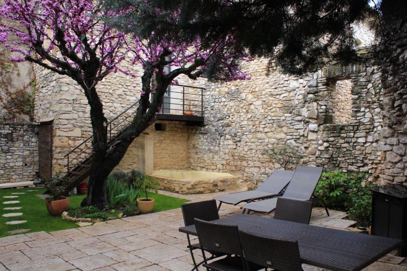 Hamlet house with courtyard, outbuilding and pond in the heart of one of the oldest hamlets in the village of Gordes.