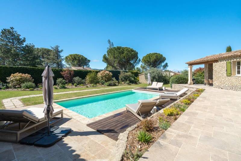A few minutes from the center of the village of Gordes, renovated stone house with swimming pool in a quiet neighborhood.