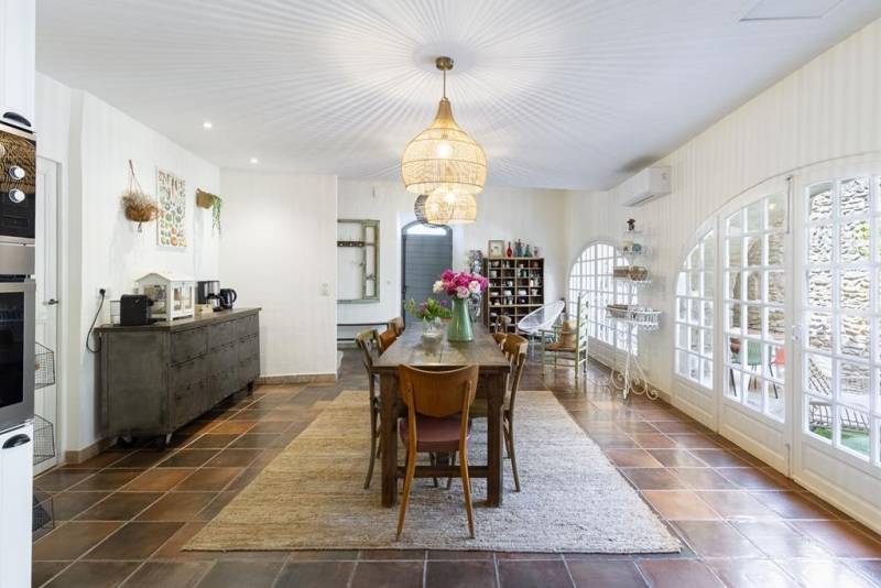 Character property of nearly 320 m² with courtyard, swimming pool and independent 135 m² apartment in Lagnes.