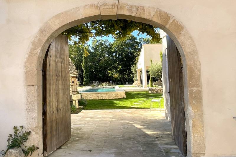 For rent, renovated 19th-century Magnanerie with high-end amenities and heated pool for your holidays in a charming hamlet close to Saint-Saturnin-lès-Apt.